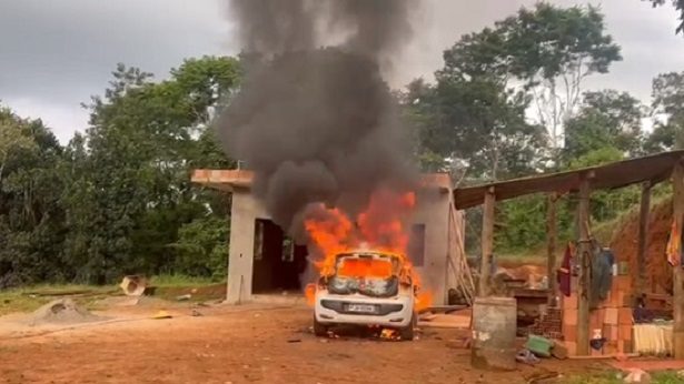 Ibirataia: Homem é baleado e tem carro incendiado no bairro AABB - ibirataia, destaque, bahia