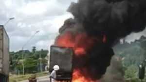 Brejões: Caminhão com produtos do Mercado Livre pega fogo na BR-116 - destaque, brejoes, bahia