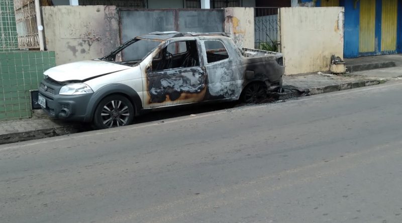Valença: Carro pega fogo na Aguazinha - valenca