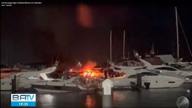 Lancha pega fogo na Bahia Marina em Salvador - bahia