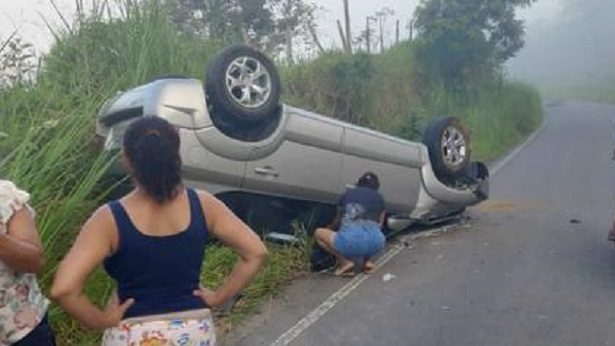 Carro com moradoras de Iaçu capota na BA-026 em Amargosa - noticias, destaque, amargosa, transito