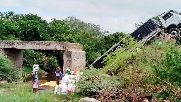 Riachão do Jacuípe: Ponte desaba durante passagem de caminhão - riachao-do-jacuipe, noticias, destaque