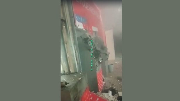 Simões Filho: Homens armados explodem caixa eletrônico do Santander - simoes-filho, bahia