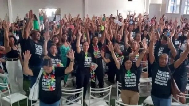 Ipirá: Professores da rede municipal param jornada para cobrar reajuste salarial - ipira, destaque, bahia