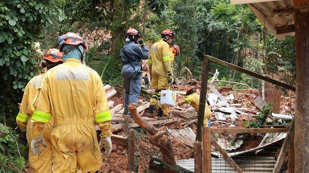 Buscas por desaparecidos prosseguem em São Sebastião (SP) - brasil