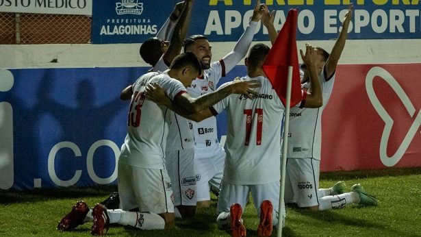 Vitória vence o Atlético-BA fora de casa e se aproxima do G-4 do Baianão - esporte