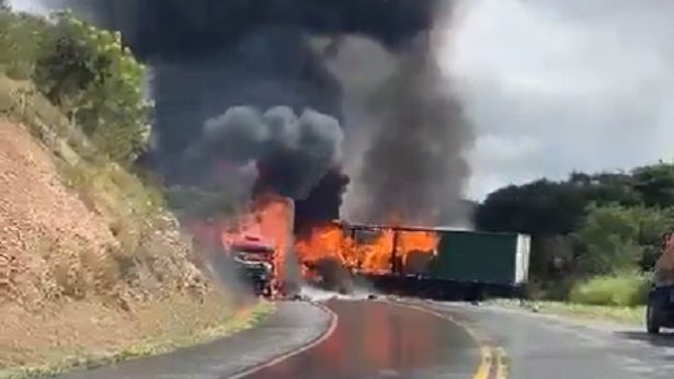 Irajuba: BR-116 é interditada após acidente seguido de incêndio entre carretas - noticias, bahia, transito