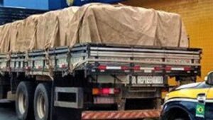 Teixeira de Freitas: Caminhão com carga de cimento sem nota fiscal é retido pela PRF - teixeira-de-freitas, bahia