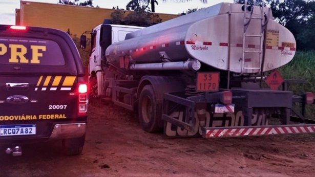 Seabra: PRF apreende 10 mil litros de cachaça dentro de caminhão-tanque - seabra, noticias