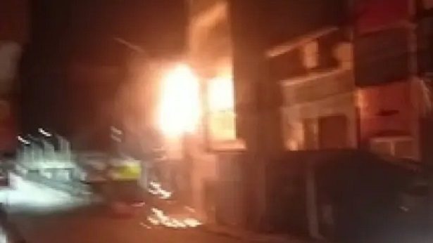 Valença: Fachada de prédio pega fogo após pane elétrica em poste de energia - valenca