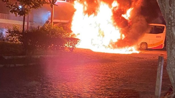 Amargosa: Incêndio destrói ônibus na rodoviária - noticias, destaque, amargosa