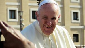 Vaticano diz que Papa precisou de auxílio na respiração mas está bem e progredindo - mundo