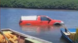 Porto Seguro: Maré arrasta carro estacionado às margens do Rio Caraíva - porto-seguro, destaque, bahia