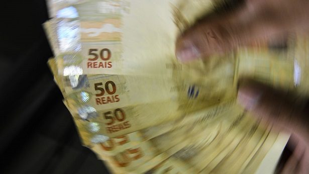 Brasileiros usam cada vez menos dinheiro em espécie, diz Banco Central - economia