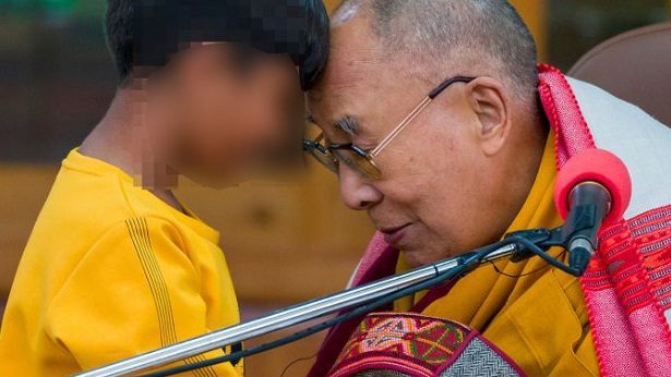 Dalai Lama se desculpa após pedir beijo de língua a criança - mundo