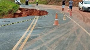 Equipes da Seinfra liberam quatro trechos de rodovias baianas atingidas por chuvas - noticias, bahia