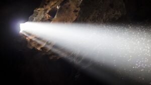 Mulher deixa caverna após 500 dias sem contato com o mundo externo - mundo