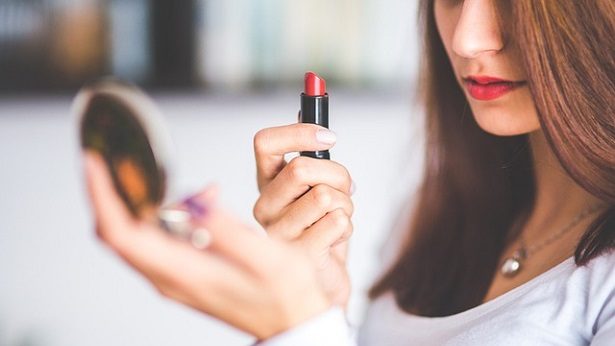 ARTIGO - Como a maquiagem pode ser uma aliada na rotina de cuidados com a pele - artigos