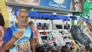 Nazaré: Oleiro Reinaldo faz a alegria da criançada na Feira de Caxixis com apito de barro - noticias, nazare, destaque, feira-de-caxixis