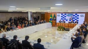 Novo plano de desenvolvimento terá seis eixos, anuncia Lula - politica