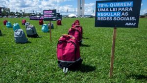 Ato no gramado do Congresso lembra vítimas de ataques em escolas - politica, brasil