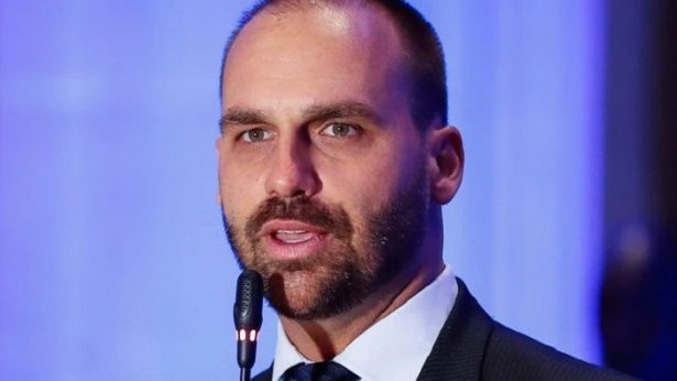 Eduardo Bolsonaro questiona gastos de Lula na coroação de Charles III - politica