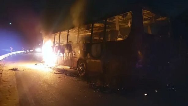 Mutuípe: Ônibus escolar pega fogo na BR-420 - mutuipe, destaque