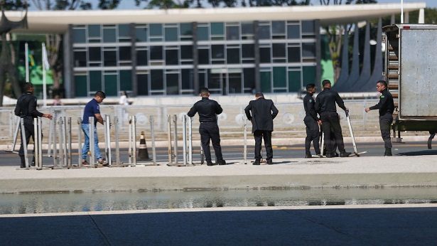 Presidência retira grades do Palácio do Planalto - politica