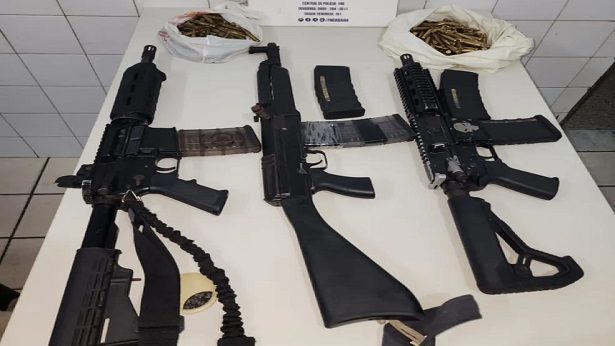 PRF apreende arsenal de guerra com dezenas de armas no Rio