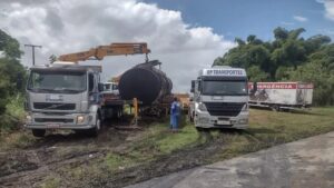 São Sebastião do Passé: Caminhão-tanque que pegou fogo na BR-324 é retirado do acostamento da via após cerca de 48h do incidente - sao-sebastiao-do-passe, noticias
