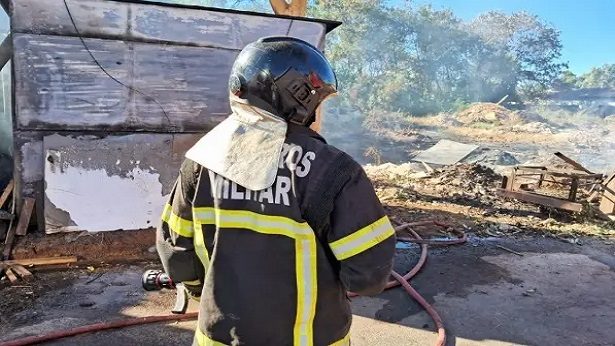 Barreiras: Casa pega fogo após chamas surgirem de matagal - destaque, barreiras