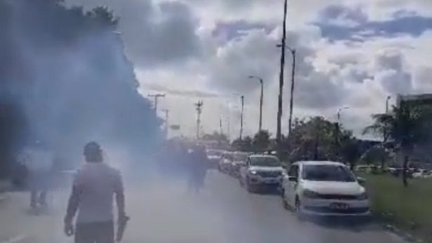 Protesto de rodoviários da Região Metropolitana teve bombas de efeito moral e feridos - salvador, bahia