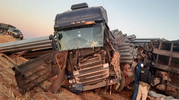 São Desidério: Três pessoas ficam feridas após caminhão carregado com bois bater em carreta; animais morreram após acidente - sao-desiderio, destaque