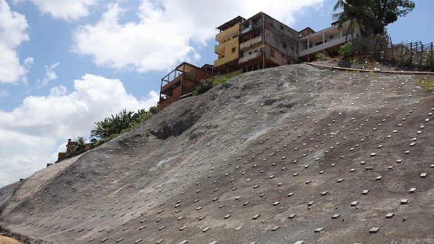 Obra de contenção de encostas no Alto do Peru foi entregue neste domingo (29) - bahia