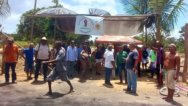 Porto Seguro: Famílias reocupam área considerada devoluta pelo estado da Bahia - porto-seguro, noticias, bahia