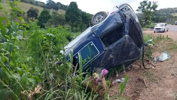 Mutuípe: Topic capota nas proximidades da Fazenda Pedra - noticias, mutuipe, transito