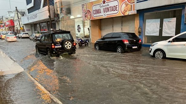 SAJ: Chuva deixa Rua da Miucha alagada; comerciantes fecham estabelecimentos mais cedo - saj, noticias, destaque