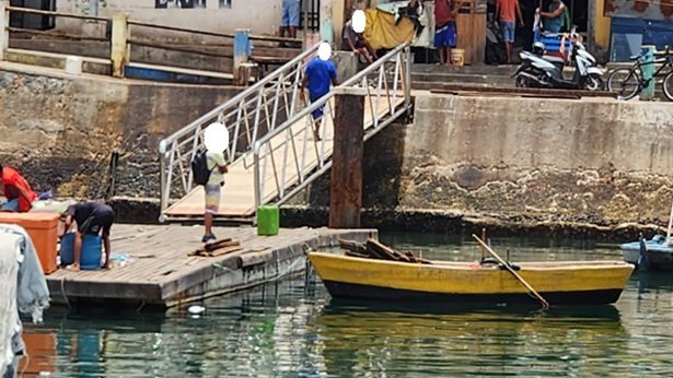 Ponte provisória é construída para desembarque de mercadorias na Feira de São Joaquim - salvador, bahia