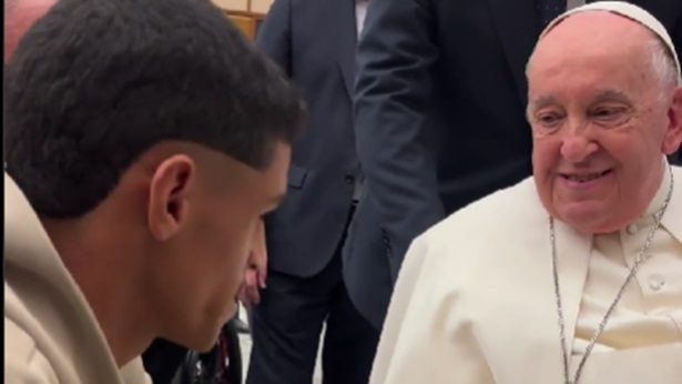 Luva de Pedreiro pergunta ao Papa Francisco: "Messi ou Cristiano Ronaldo?" - brasil