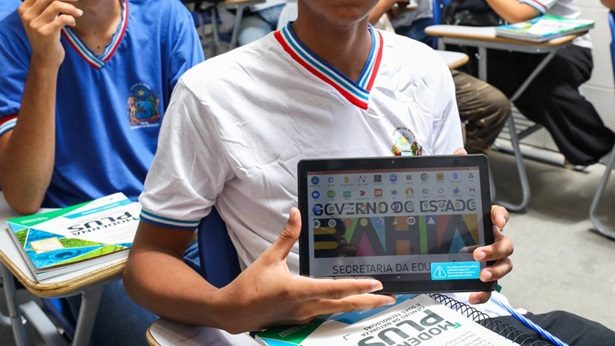 Estudantes do 2º ano do Ensino Médio da rede estadual são beneficiados com 148 mil tablets - bahia