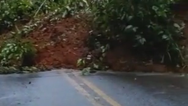 Itacaré: BA-001 fica interditada após barranco deslizar e cair na pista - itacare, destaque