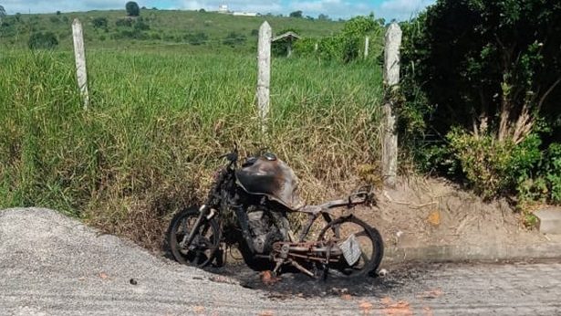 Motocicleta é encontrada queimada em Santo Antônio de Jesus - saj, destaque, bahia