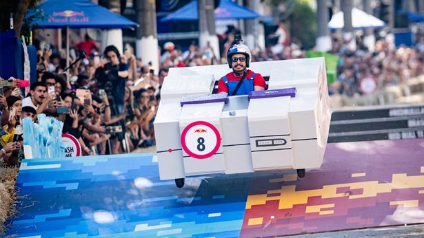 'Videogame gigante' vence corrida maluca Red Bull Ladeira Abaixo em São Paulo - esporte