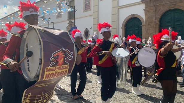 Fanfarras das escolas estaduais levaram animação, cores e diferentes sons no Desfile Cívico do 2 de Julho - bahia