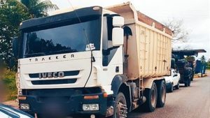 Caminhão basculante é flagrado com excesso de peso na BR 101 - humildes, bahia