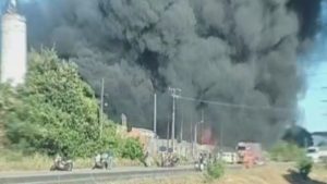 Incêndio atinge fábrica de colchões em Maracanaú - CE - brasil