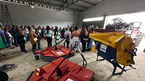 Agricultoras de Governador Mangabeira recebem do Governo do Estado equipamentos agrícolas e títulos de terra - noticias, governador-mangabeira