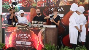 Chefs nacionais e baianos exploram a arte da culinária baiana no primeiro dia do Mesa ao Vivo Bahia - bahia