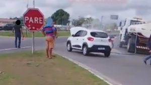 Carro pega fogo no Trevo de Cruz das Almas - cruz-das-almas, bahia