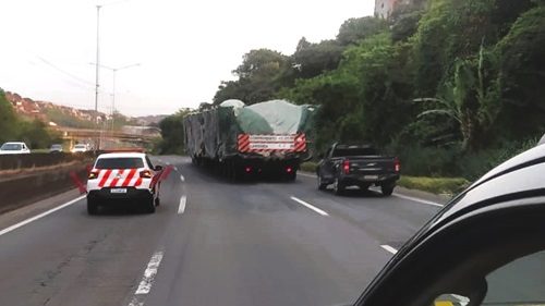 Polícia Rodoviária Federal realiza escolta de peça gigante na BR 324 - bahia